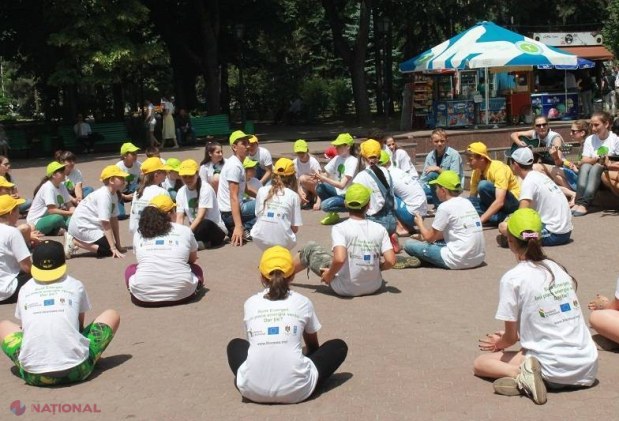 FLASH-MOB, astăzi în centrul Chișinăului: „Să nu poluăm aerul, să nu aruncăm gunoaie”