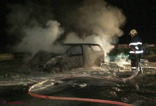 Un automobil care transporta cinci persoane, inclusiv un bebeluș de un an, a LUAT FOC din mers în raionul Căușeni
