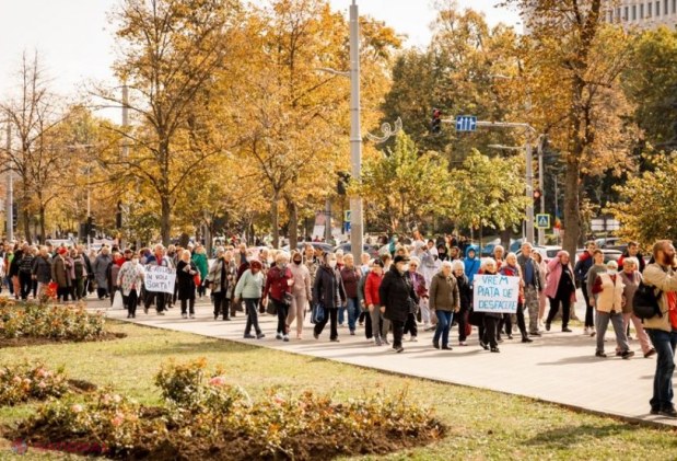 „Fermierilor le-a ajuns cuțitul la os”! Tone de mere, descărcate în fața Ministerului Agriculturii, „în semn de protest față de lipsa pieței de desfacere pentru agricultori