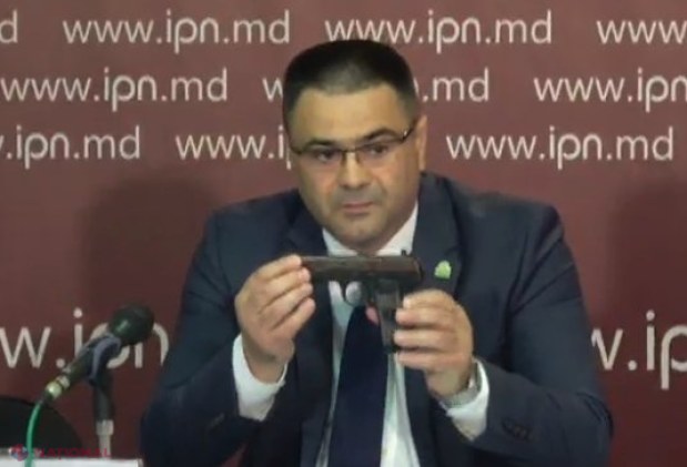 FOTO, VIDEO // Un politician din R. Moldova a venit cu o ARMĂ la o conferință de presă: Replică ministrului Apărării Voicu și comandantului Marelui Stat Major
