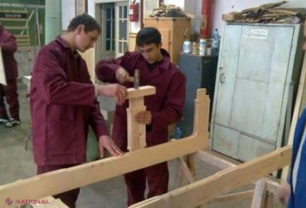 Tinerii evită școlile profesionale. Un sfert dintre locurile oferite la admitere nu au fost ocupate