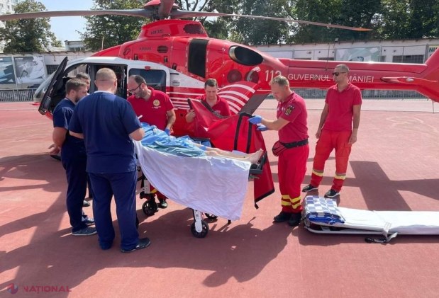 FOTO // Nicolae Bulat, diagnosticat cu tumoare pe creier, a fost transportat cu un elicopter SMURD în România pentru a continua tratamentul la Iaşi
