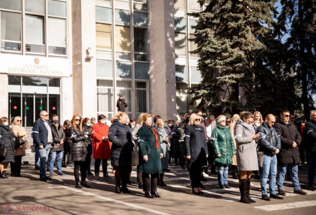 VIDEO, FOTO // Reprezentanții instituțiilor de învățământ din raionul Orhei intră, de astăzi, în GREVĂ japoneză. Aceștia cer Guvernului să aloce mai mulți bani pentru ca școlile, grădinițele să-și poată plăti FACTURILE
