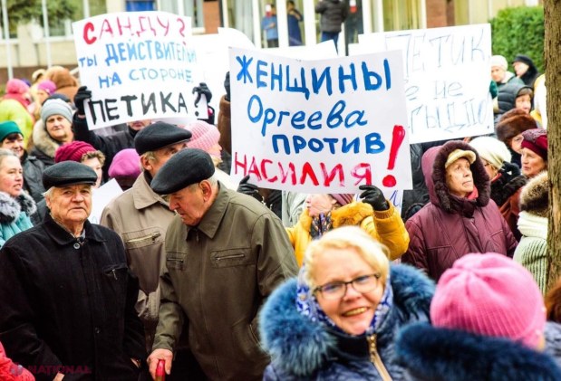 FOTO // Andrei Năstase și Maia Sandu, huiduiți la Orhei. Sute de protestatari i-au acuzat pe cei doi politicieni că ar „sprijini un violator”