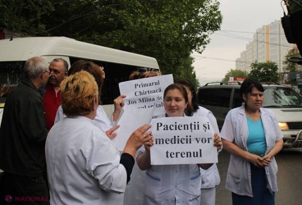 FOTO // Protest cu scandal și circulație blocată în fața Spitalului Republican: „Vrem pământul înapoi” 