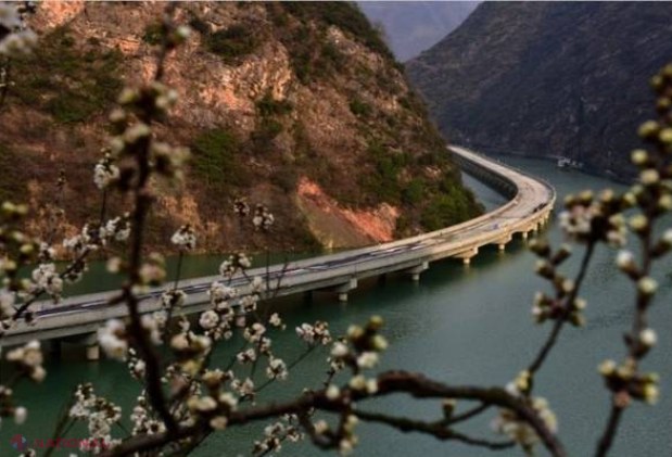  Minunea tehnologică a Chinei: autostrada construită deasupra unui râu