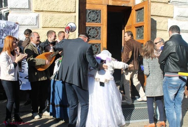 REPORTAJ FOTO // NUNTĂ la Primăria Chișinău: Dorin Chirtoacă s-a ÎNSURAT