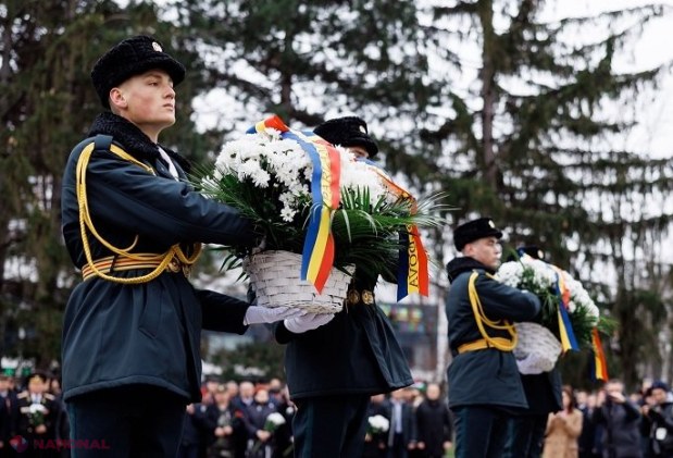 VIDEO // 32 de ani de la războiul moldo-rus de la Nistru: Maia Sandu și Igor Grosu au ținut să dea mâna cu toți cei care ne-au apărat independența cu arma în mâini, la ceremonia de la monumentul „Maica Îndurerată”. „Ne închinăm în fața eroilor”