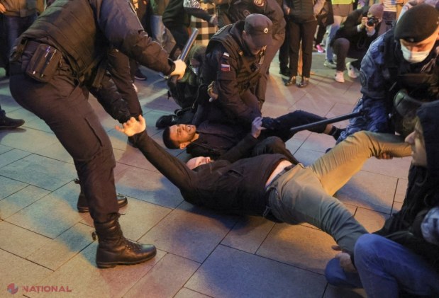 FOTO // Liderul de la Kremlin a început LUPTA împotriva propriilor cetățeni: „Trimiteţi-l pe Putin în tranșee!”. 1 300 de protestatari arestaţi în 40 de oraşe în Rusia. Cum au reacționat rușii la mobilizarea lui Putin