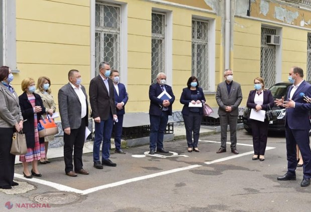 FOTO // Slovacia a donat instituțiilor medicale din Chișinău dispozitive și echipamente medicale pentru combaterea pandemiei de COVID-19 în valoare de zeci de mii de euro