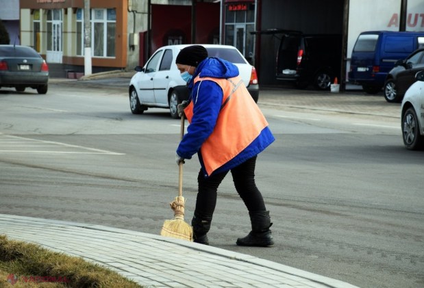 FOTO // La Orhei s-a dat STARTUL curățeniei de PRIMĂVARĂ. Străzile și trotuarele sunt spălate cu ȘAMPON și dezinfectant