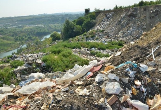 FOTO // Gunoiște NEAUTORIZATĂ în Chișinău, chiar pe malul râului Bâc. Codreanu: „Proprietarul este cunoscut”