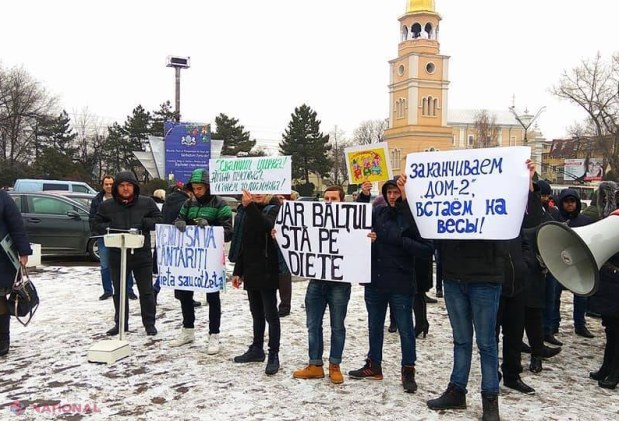 VIDEO // Un grup de bălțeni le-a cerut consilierilor locali, care au intrat în greva foamei, să treacă proba CÂNTĂRULUI: „Terminați cu Dom-2”