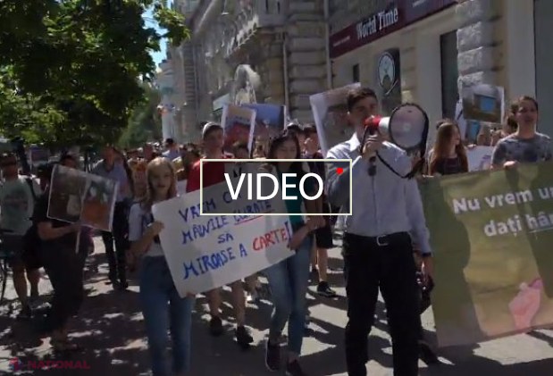 VIDEO // MARȘ în centrul Chișinăului: „Nu vrem uniforme-acum, vrem hârtie și săpun”