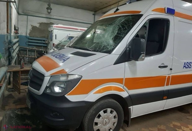 FOTO // Clipe de GROAZĂ pentru un șofer de pe AMBULANȚĂ, în Chișinău: Agresat în timp ce aștepta echipa de medici, iar autosanitara - distrusă cu o rangă metalică