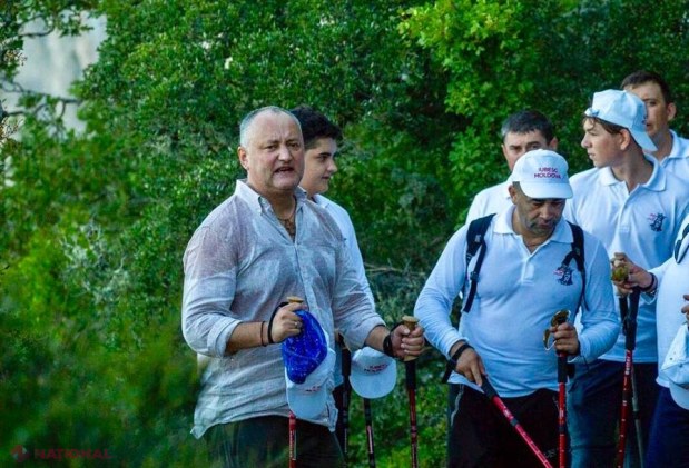 Președintele Dodon, cu BUTOAIE după el pe muntele Athos: Stema R. Moldova deasupra unui text scris în... limba rusă.  „Limba mai puțin contează”