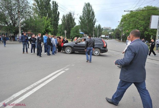 REPORTAJ FOTO // Vânzătorii de la piaţa „Calea Basarabiei”, la proteste: Au spart parbrizul unui microbuz
