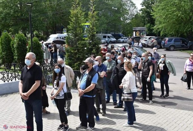 GALERIE FOTO // Cozi URIAȘE la vaccinare, în Chișinău: Maratonul desfășurat de USMF