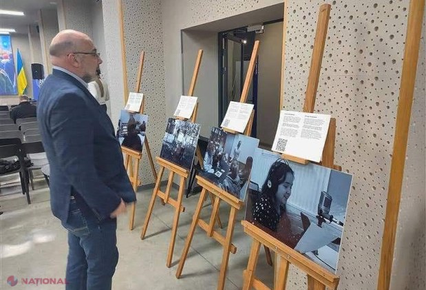 GALERIE FOTO // Arcul de Triumf din centrul Chișinăului, iluminat în culorile drapelului ucrainean. Marș al solidarității în capitala R. Moldova, la doi ani de la invazia militară a Rusiei în statul vecin
