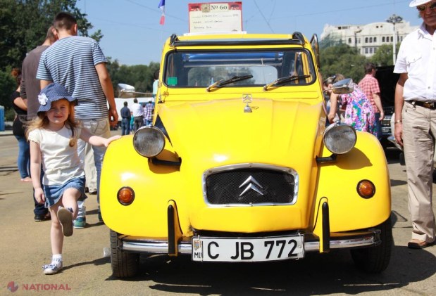 Reportaj FOTO // Mașina lui James Bond, în centrul Chișinăului