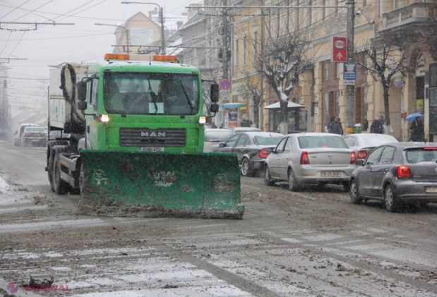 Unde e zăpada? Mii de tone de material antiderapant, împrăștiate pe traseele din R. Moldova