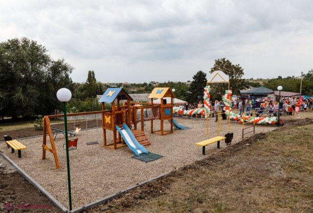 FOTO // Partidul „ȘOR” a inaugurat două terenuri de joacă pentru copii în alte două sate