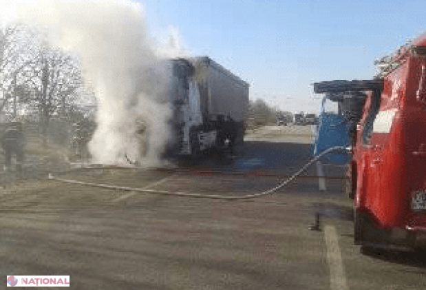 Un camion a luat foc din mers
