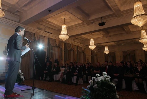 PREMII BĂNEȘTI și DIPLOME pentru cei mai buni studenți
