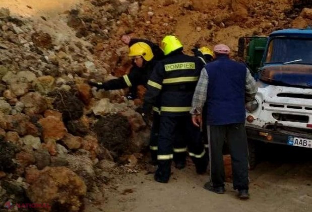 VIDEO // Bărbatul care a fost acoperit cu NISIP într-o carieră de la Cahul a fost găsit fără suflare după mai bine de opt ore de căutări