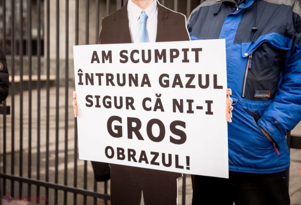 FOTO // Maia Sandu și Igor Grosu, HUIDUIȚI în fața „Moldovagaz”, la o acțiune de protest organizată de Partidul „ȘOR”. Nu au scăpat nici șefii de la „Moldovagaz”, care „se scaldă în salarii grase”