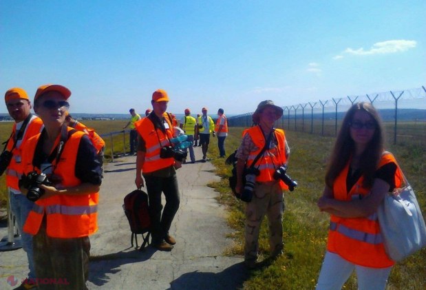 FOTOGRAFII și CAMERAMANII au dat astăzi buzna la Aeroportul Internațional Chișinău. Ce se întâmplă
