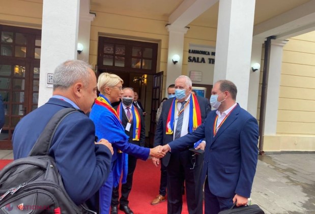 FOTO // Ivan Ceban, cu TRICOLORUL la gât, în cadrul Adunării generale a Consiliului Autorităților Locale din România și R. Moldova. Edilul capitalei insistă pe intensificarea procesului de ÎNFRĂȚIRI între satele și orașele din România și R. Moldova