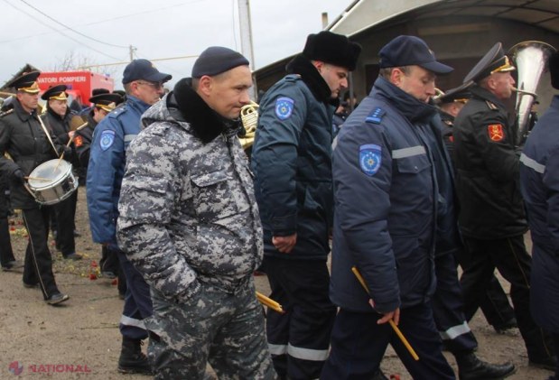FOTO // Pompierul decedat în timpul incendiului de vineri, înmormântat cu ONORURI militare în satul de baștină