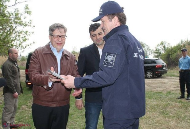 FOTO // Premierul Chiril Gaburici, în rol de polițist de frontieră, la un an de la abolirea vizelor în ţările UE