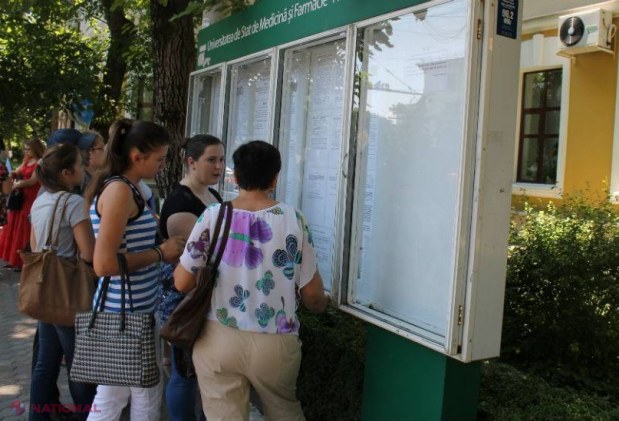 FOTO Prima zi de ADMITERE la facultate - cu note de 5 și contracte usturătoare