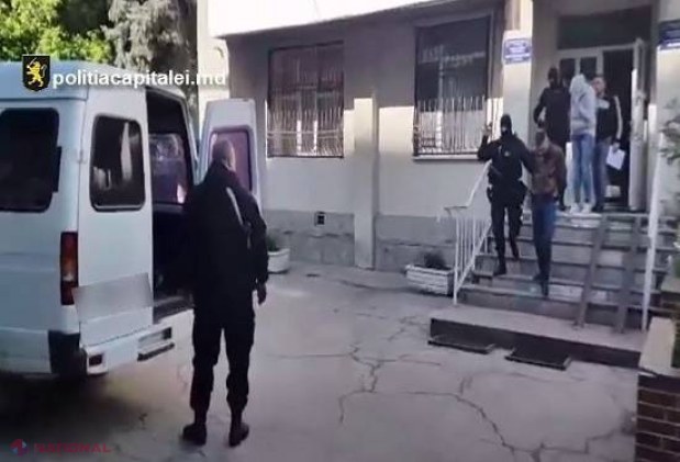 S-a baricadat în casă și nu le deschidea ușa polițiștilor. Ce-au descoperit oamenii legii când au spart ușa