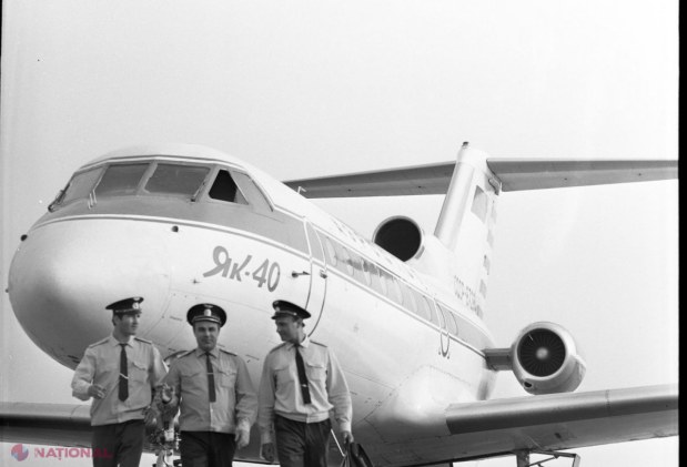 GALERIE FOTO // Imagini inedite cu Aeroportul Chișinău. Cu ce erau serviți pasagerii și câte zboruri pe săptămână erau efectuate acum 30 de ani
