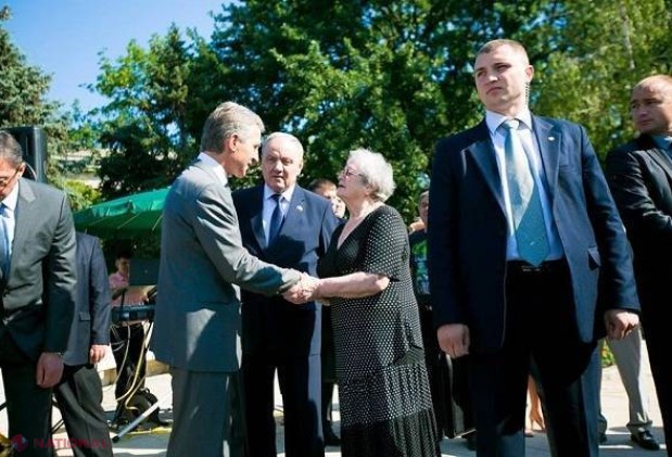 FOTO // Flori și lacrimi în scuarul Gării