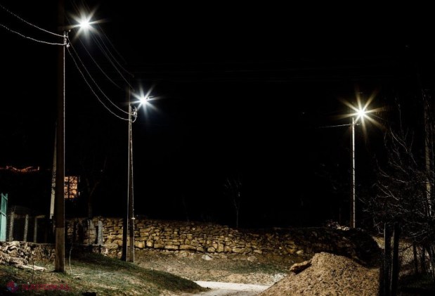 FOTO // Partidul „ȘOR” a instalat sistem de ILUMINARE stradală încă într-o localitate din R. Moldova. „Suntem echipa și oamenii faptelor și promisiunilor ÎNDEPLINITE”