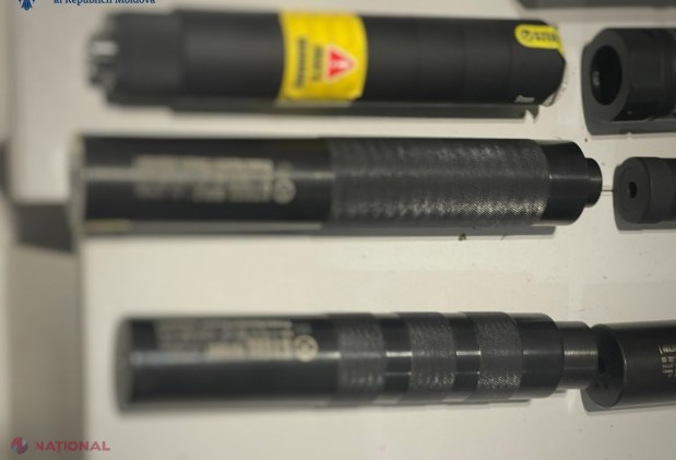 FOTO // Un libanez s-a prezentat la Aeroportul Internațional Chișinău cu șase amortizoare și un dispozitiv optic pentru ARME
