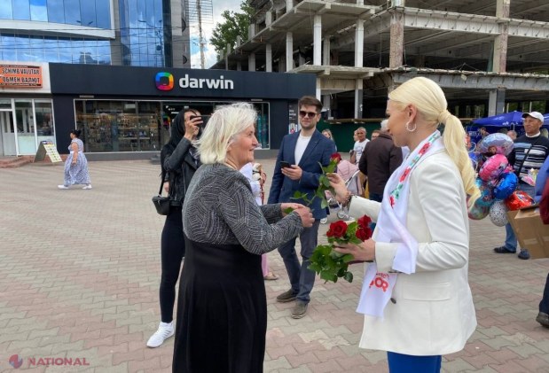 Echipa Partidului „ȘOR”, în frunte cu Marina Tauber, le-au împărțit bălțenilor flori, în semn de recunoștință și respect