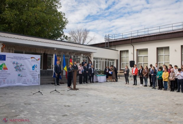 FOTO // Clădirea Liceului Teoretic „Ion Vatamanu” din Strășeni, renovată cu 1,3 MILIOANE de euro, bani alocați de UE: Acoperiș renovat, pereți izolați, blocuri sanitare noi și sistem fotovoltaic pentru producerea energiei electrice