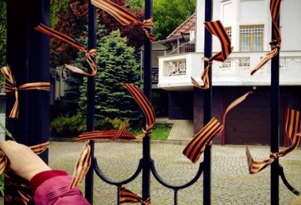 Dosar PENAL pentru cei care au legat pangliga „Sfântul Gheorghe” de gardul Ambasadei Ucrainei