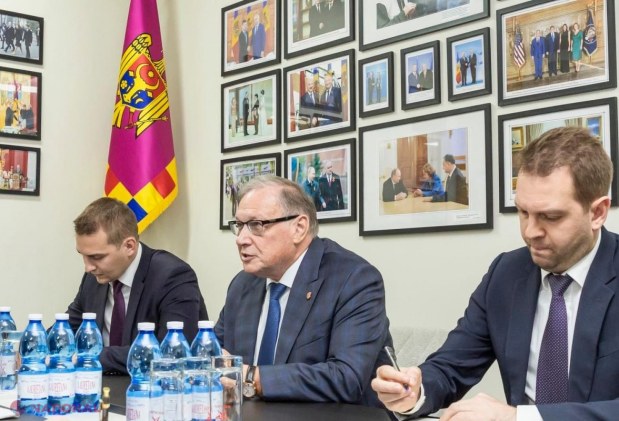 FOTO // „Suveranistul” Igor Dodon preferă APA din Italia. Ambasadorului propus de Putin i s-a pus pe masă un brand PREMIU de apă plată. Socialistul a făcut NOTIȚE: „Vom restabili parteneriatul strategic cu Rusia”
