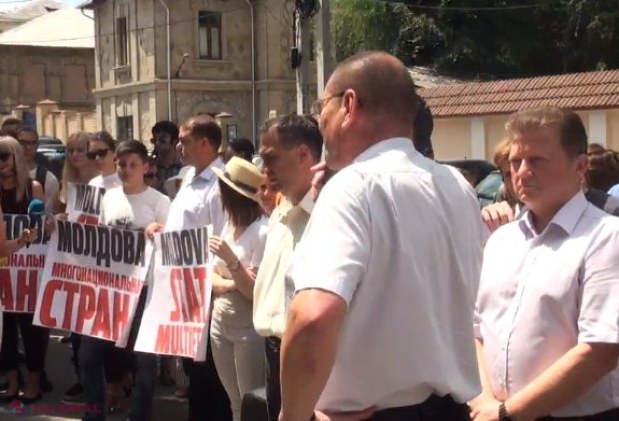 De ce protestează socialiștii în fața Curții Constituționale: Amenințări de la Comrat și Tiraspol