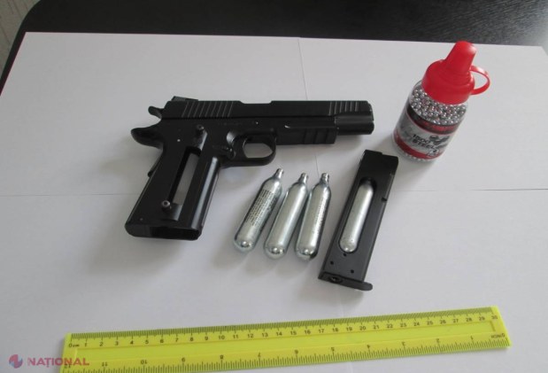 S-a pornit cu pistolul în România, fără să-l declare la Vamă, dar a fost prins