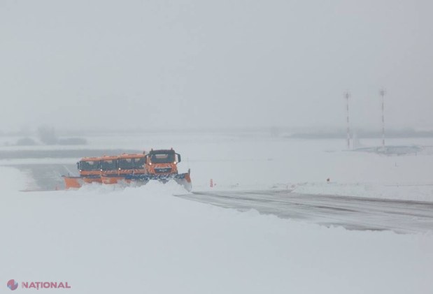 FOTO // Aeroportul Internațional Chișinău face față ninsorilor ABUNDENTE: „Nicio cursă operată nu a fost reținută sau anulată în legătură cu activitatea de deszăpezire”