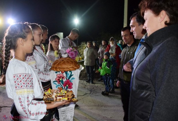 FOTO // Echipa lui Ilan Șor a adus lumină pe străzile altor două localități din raionul Orhei: „Este mai mult decât un moment de sărbătoare pentru noi, este un eveniment important”