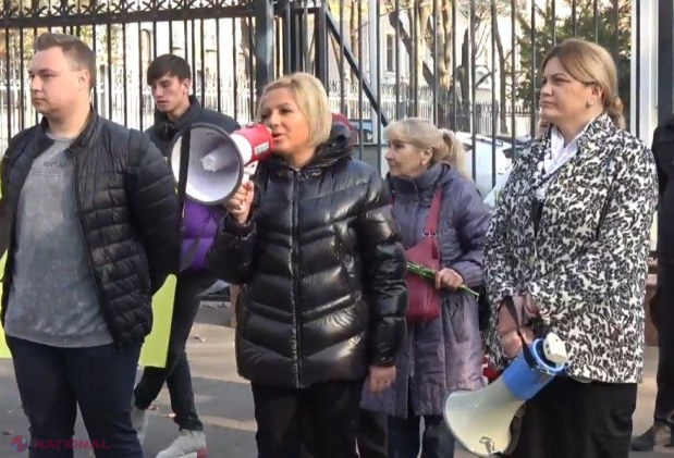 Un nou flashmob organizat la Parlament: „PAS ucide speranțele moldovenilor”