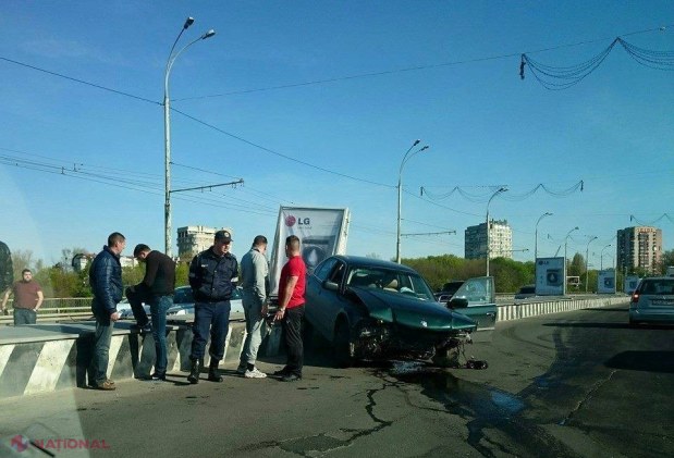 FOTO // O mașină s-a RĂSTURNAT pe viaduct